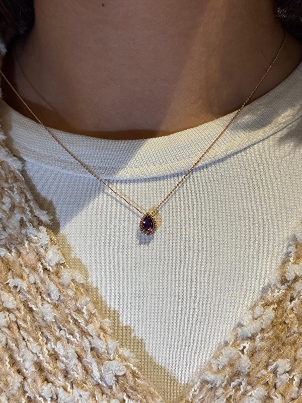 Günlük ya da özel günlerde takılabilecek ideal bir kolye. Hem sade hem göz alıcı bir parça olmuş.