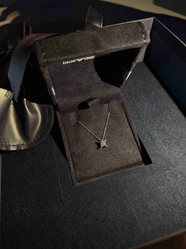 Günlük kullanımda da özel günlerde de vazgeçilmez olacak zamansız bir parça