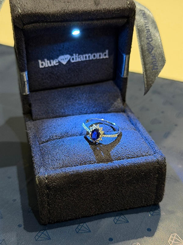 Esime dogum gunu hediyesi olarak aldım tereddutlerim vardı eksik gelir mi diye ama tamamen iç yazı detayına kadar eksiksiz isteğime uygun elime ulaştı. tüm sürecten cok memnun kaldım. Bundan sonra tüm özel günlerimde ilk tercihim Blue Diamond.