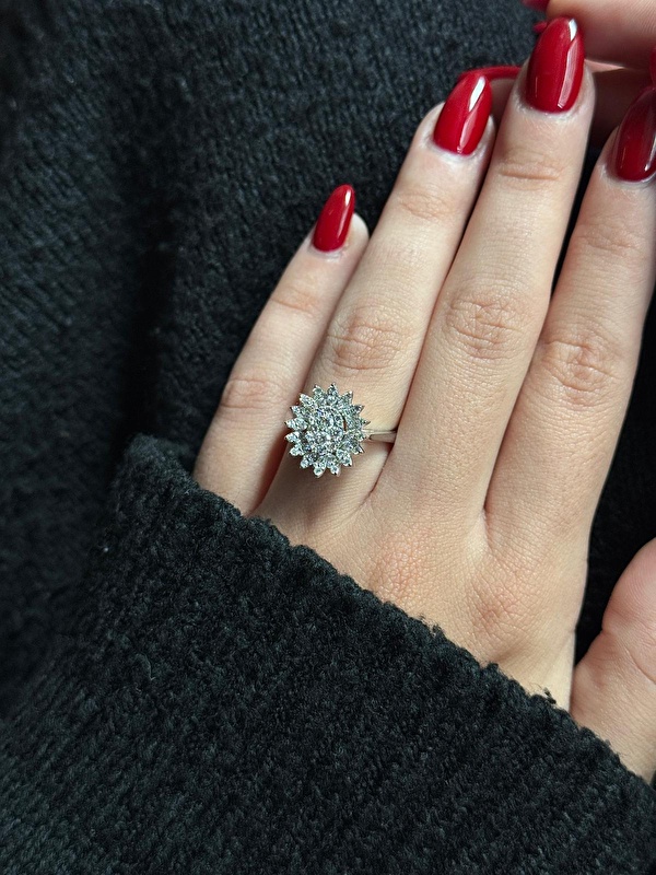 Bu yüzük tam bir başyapıt! Parmağımda ışığı yakaladığı her an adeta göz kamaştırıyor.