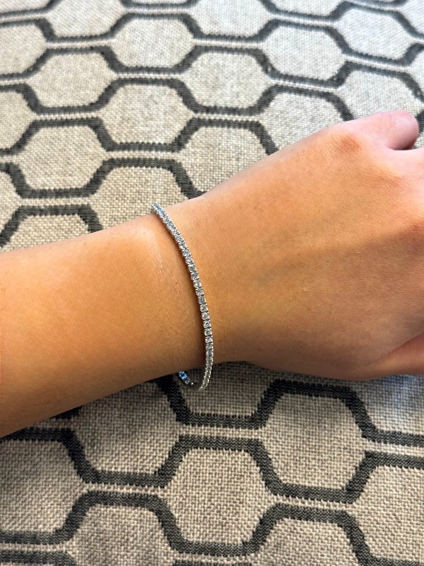 Tek başına tüm kombini taşıyabilecek kadar iddialı ama şıklığını hiç zorlamıyor.