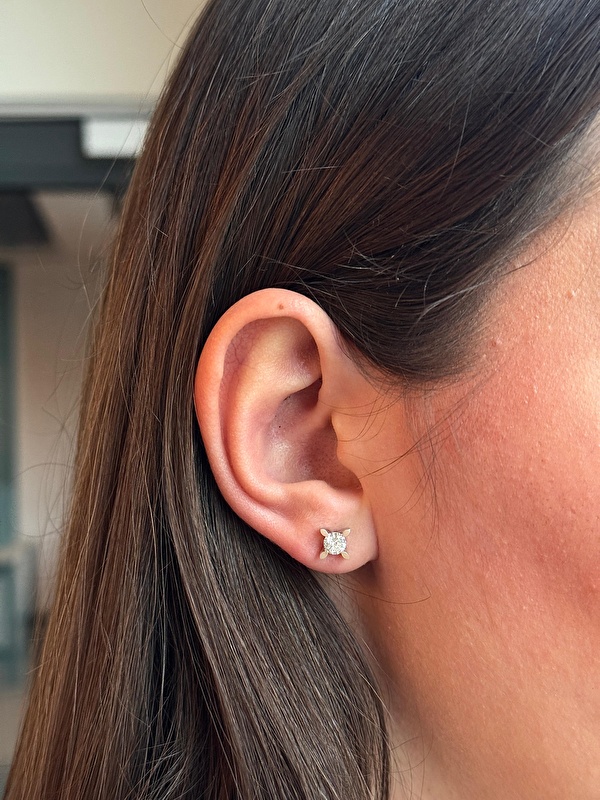 0,80 karat tektaş küpe beklediğimden çok daha büyük ve ışıltılı geldi. Işığı inanılmaz kırıyor, her taktığımda çevremden mutlaka iltifat alıyorum.