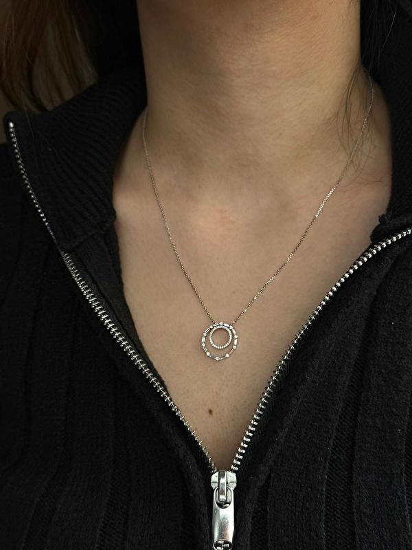 Denedim, boyunda duruşu çok zarif ve modern. Baget pırlantalar ışığı yakaladıkça çok şık parlıyo