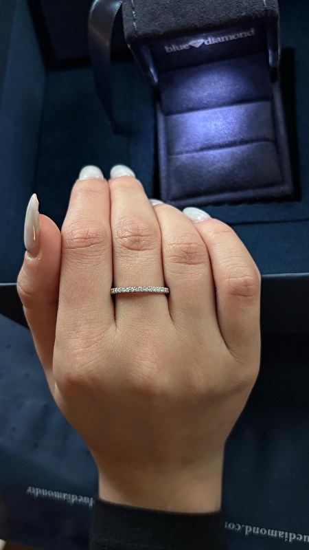 Yarımtur tasarım sayesinde parmakta çok zarif duruyor. Taşın parlaklığı göz alıcı ve her açıdan ışığı harika yansıtıyor.
