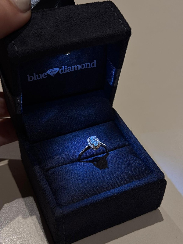 Topaz taşının canlı tonu pırlantanın ışıltısıyla birleşince yüzük parmakta çok ferah ve şık duruyor. Günlük kullanımda bile dikkat çekici bir etki yaratıyor.