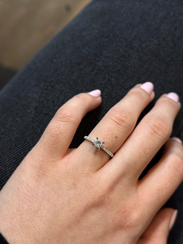 Parmakta dengeli ve asil bir duruşu var. Denedim ve uzun süre severek takacağımı anladım.