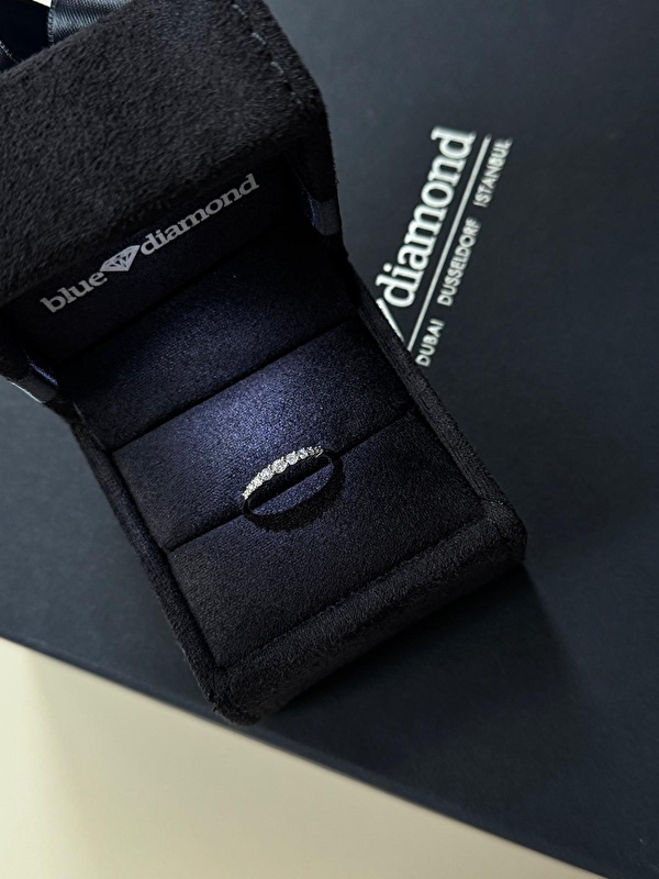 Minimal ama etkileyici bir yüzük, her kombine kolayca uyum sağlıyor.