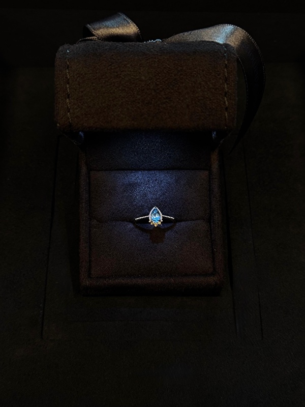 Blue topazın rengi çok canlı, pırlantalarla birleşince parmakta gerçekten çok şık duruyor.