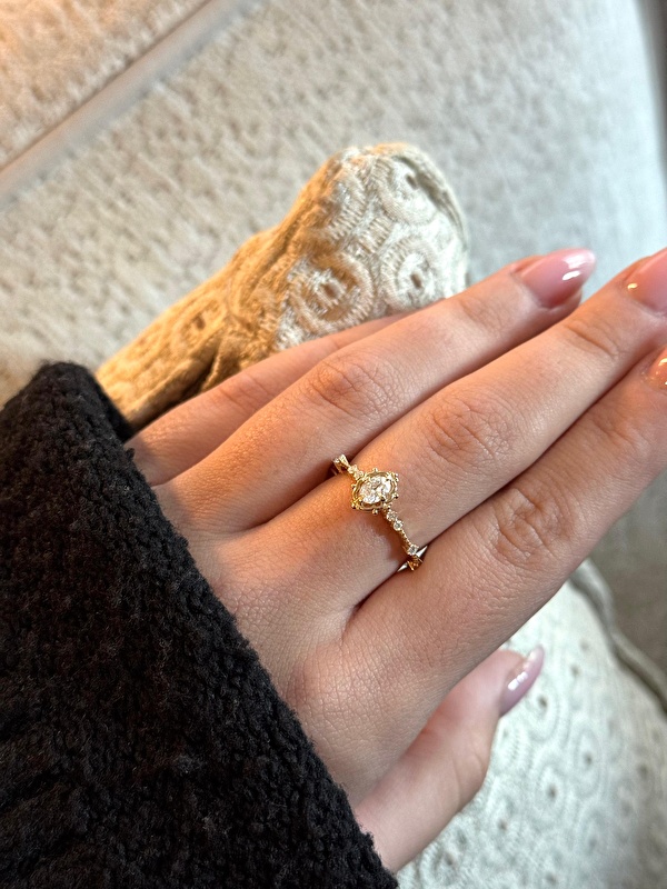 Vintage tasarım ve 0,37 karat pırlantanın zarif uyumu çok etkileyici. Hem klasik hem modern bir şıklık arayanlar için ideal.