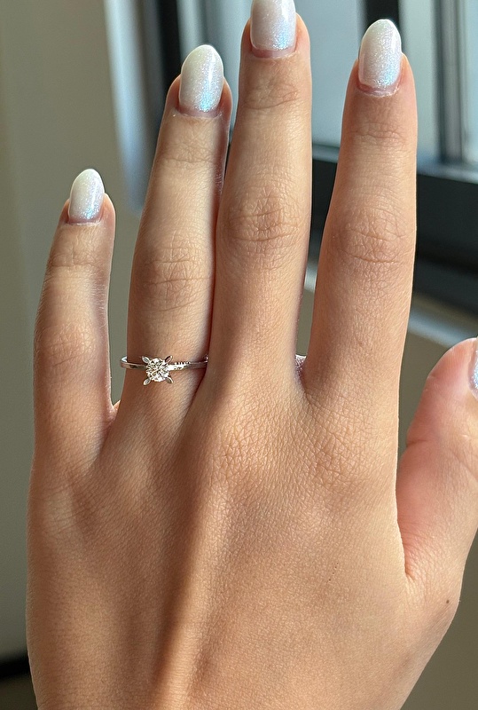 Blue Diamond’dan aldığım 0,40 karat tektaş yüzük çok hızlı ve şık kutusunda geldi. Parlaklığı ve kesimi fotoğraflardaki gibi, kullanımı rahat. Eşimden yıldönümü hediyesi, çok özel bir an oldu.