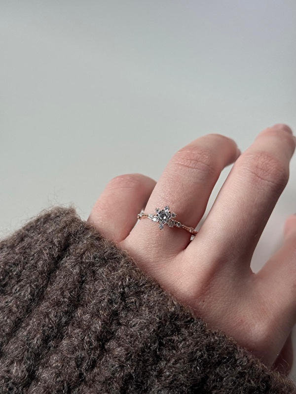 Lotus detayları yüzüğe sofistike bir karakter katmış. Pırlantanın parlaklığı gerçekten fark edilir seviyede