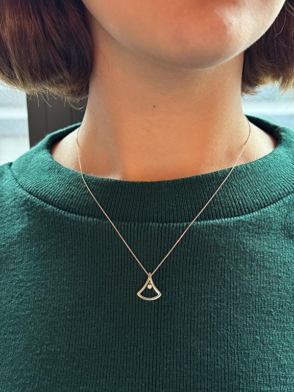 Taşı küçük ama dikkat çekici, minimal tasarımıyla her kombine uyum sağlıyor.