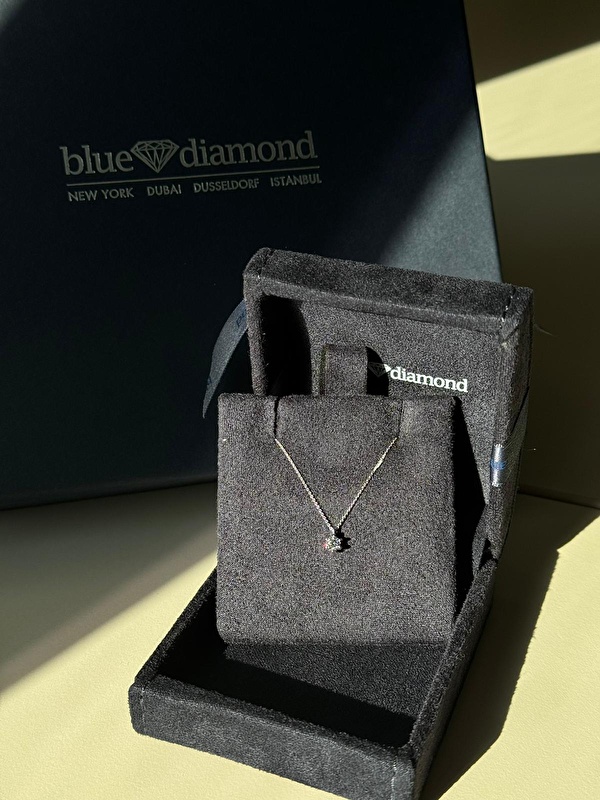 Boyunda çok zarif duruyor, küçük ama ışıltısı gerçekten fark ediliyor.