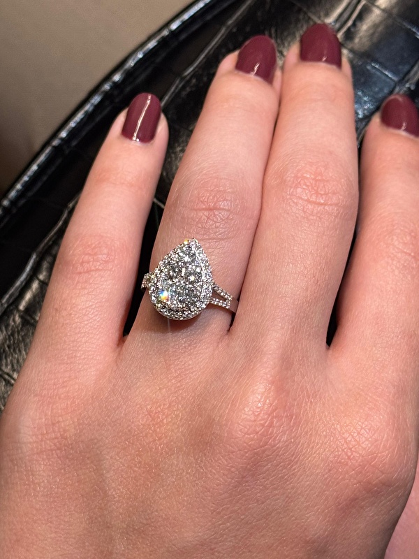 Tasarım detayı fark yaratıyor, klasik yüzüklerden çok daha karakterli. Takınca lüks hissi net şekilde geliyor