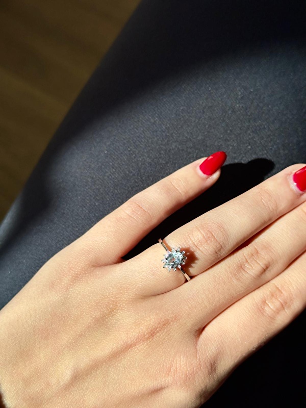 Yüzüğün taş rengi çok canlı, parıltısı da bir o kadar etkileyici. Parmakta oldukça zarif duruyor. Fotoğraftakinden daha güzel diyebilirim. Kutusu şık, teslimat hızlıydı. Kendime hediye ettim