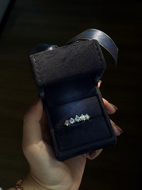 Denedim, parmakta duruşu gerçekten çok ihtişamlı. Beş pırlantanın ışıltısı birlikte parlayınca etkisi çok güçlü oluyor.