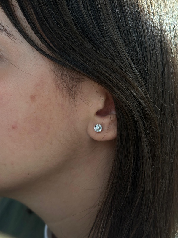 0,40 karat pırlantanın parlaklığı gerçekten çok net ve temiz, ışığı her açıdan çok güzel yansıtıyor. Günlük kullanımda hem hafif hem de zarif duruşuyla beklentimi fazlasıyla karşıladı.