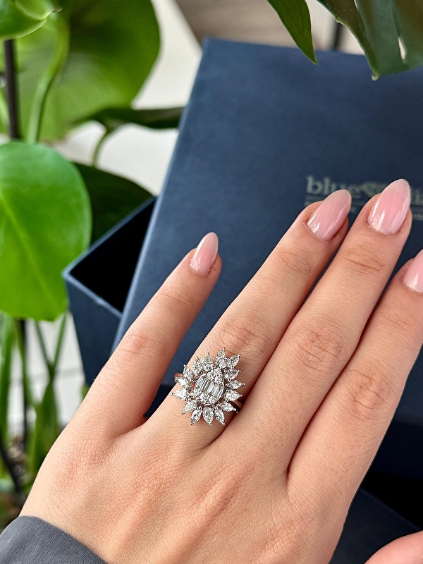 Eşim bana yıldönümümüzde hediye etti. Tasarım yüzük ve setin diğer parçaları inanılmaz uyumlu, taşların parıltısı nefes kesici. Her taktığımda kendimi çok özel hissediyorum.