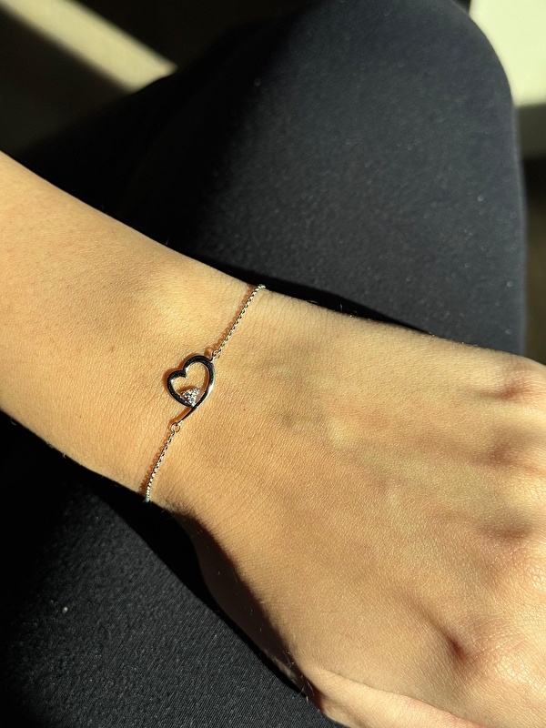 Hem minimal hem gösterişli bir bileklik arayanlar için mükemmel. Boyutu ve tasarımı bilekte çok zarif duruyor.