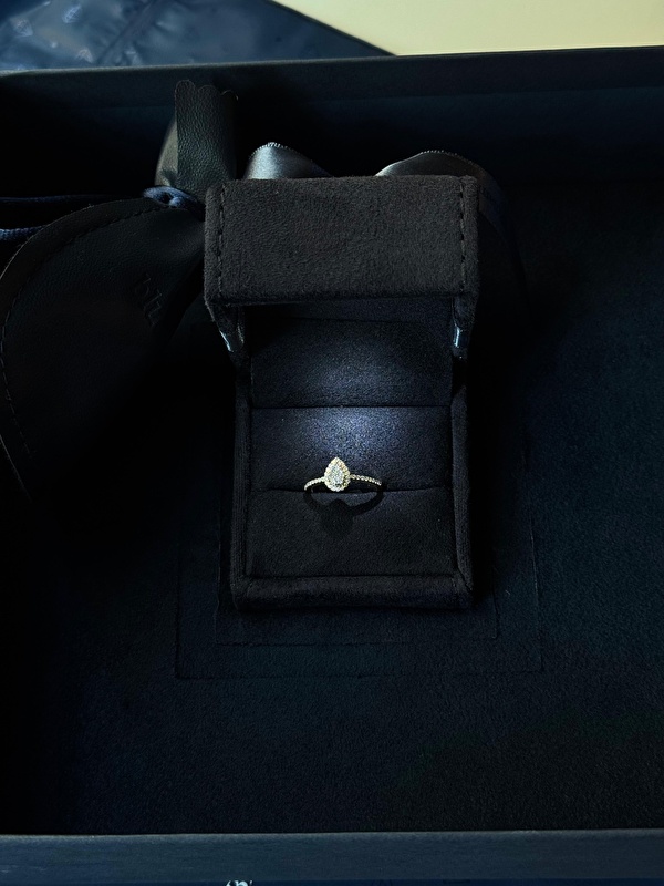 Tasarımı çok zarif, pırlantanın ışıltısı parmakta hemen fark ediliyor. Günlük şıklık için ideal ama özel hissettiriyor.