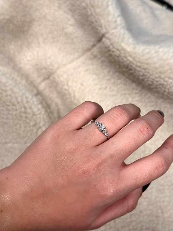 Abartısız ama lüks bir ışıltı sunuyor. Denedim ve uzun süre severek takacağımı anladım