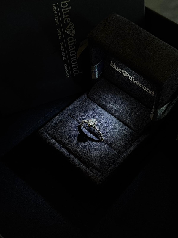 Vintage tasarımı çok zarif, parmağa tam oturuyor. Işıltısı beklediğimden daha güzel.