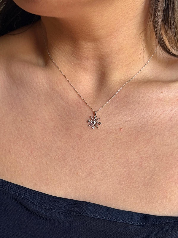 Kar tanesi tasarımı çok zarif, pırlantaları ışıkta adeta dans ediyor. Boyunda inanılmaz şık duruyor, hem gündelik hem özel gün kombinlerime mükemmel uyum sağladı.