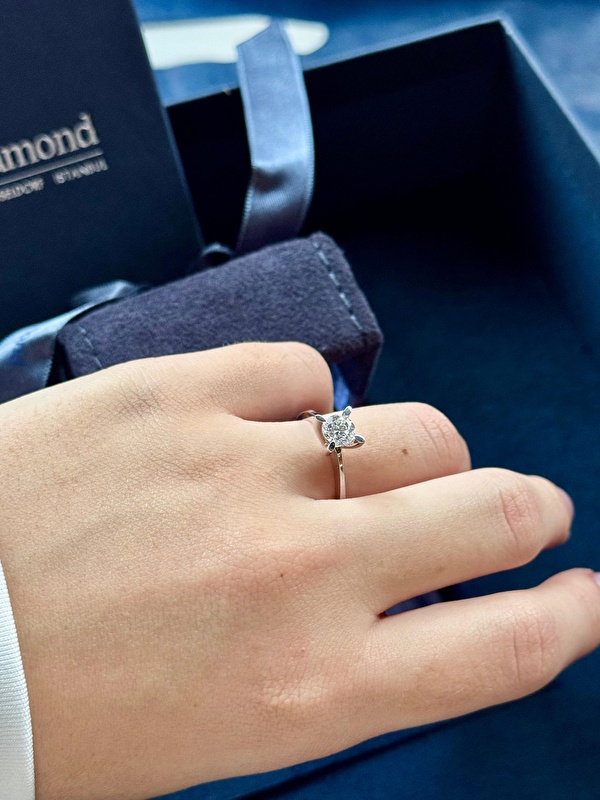 0,70 karat tektaşın parlaklığı ve berraklığı gerçekten etkileyici. Zarif tasarımı sayesinde hem günlük hem özel kullanıma çok uygun