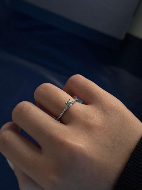 Fotoğraflardan daha etkileyici duruyor, ışığı yakaladıkça parıltısı artıyor. Minimal ama dikkat çekici bir tasarım.