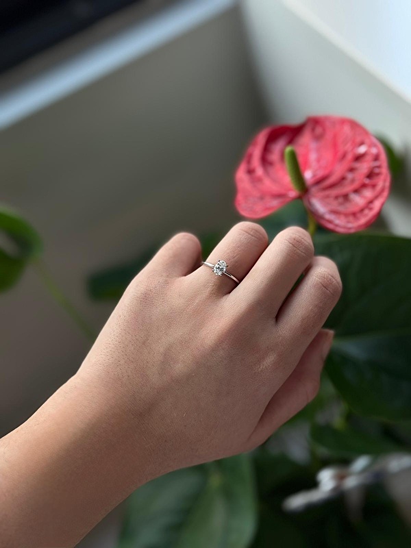 Oval kesim pırlanta yüzüğe yumuşak ve sofistike bir duruş kazandırmış. Günlük şıklıkta da özel anlarda da çok şık duruyor.