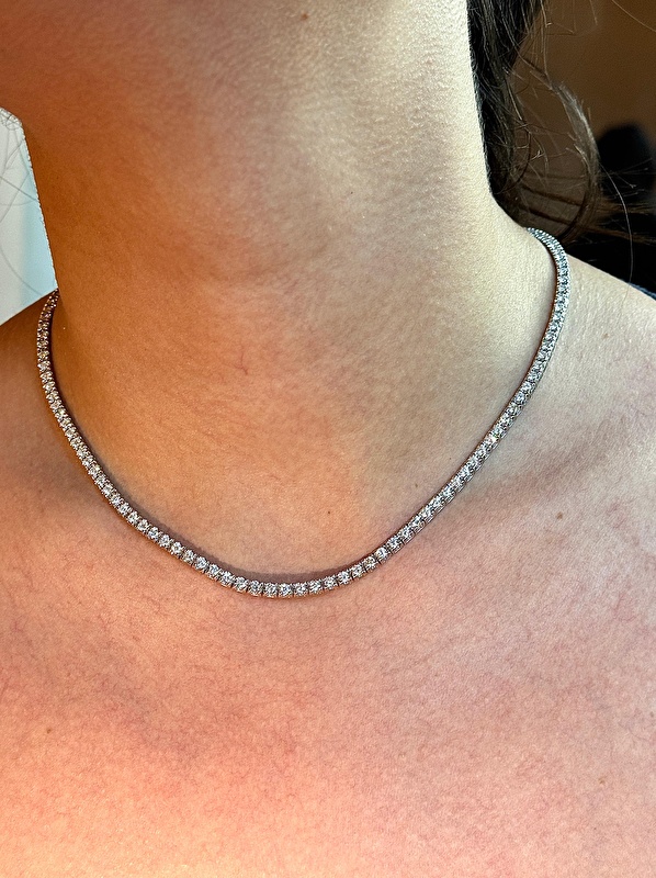 Gerçekten büyüleyici bir parça! 6,00 karat pırlantaların ışığı o kadar güçlü ki, taktığım anda tüm bakışları üzerime çekiyor. Hem tasarımı hem de işçiliği kusursuz, özel davetlerde kendimi adeta bir yıldız gibi hissettiriyor.