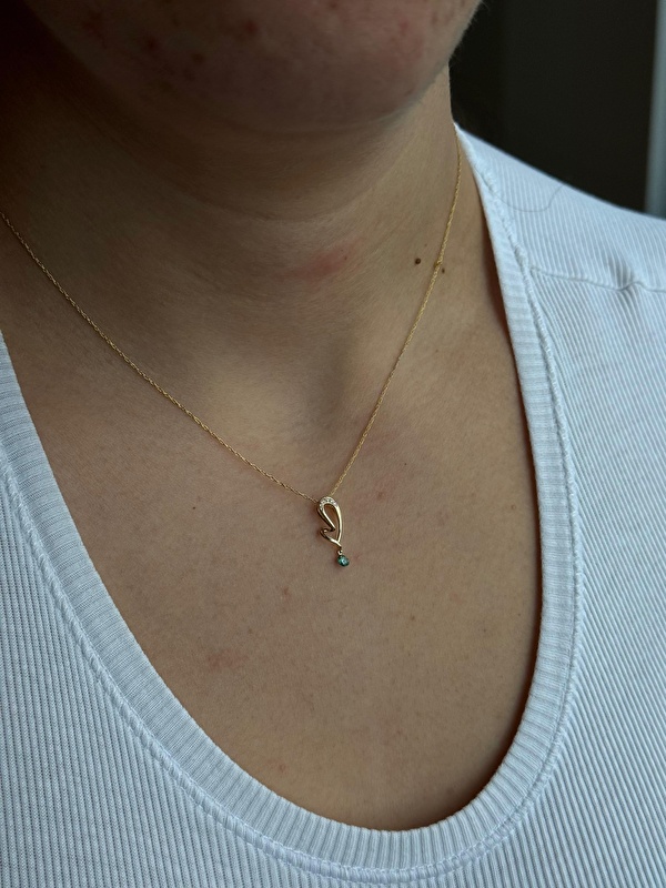Aynada görünce çok daha premium durduğunu fark ettim. Sade ama tasarım hissi veren bir kolye olduğu hemen belli oluyor.