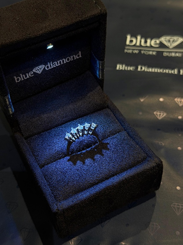 Şıklığı kadar rahatlığı da çok iyi. Günlük hayatta da özel günlerde de rahatlıkla kullanabiliyorum. Elleri zarif gösteriyor, klasik bir parça.