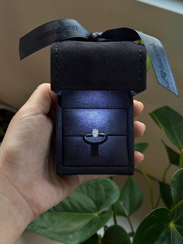 Oval kesim pırlanta yüzüğe yumuşak ve sofistike bir duruş kazandırmış. Günlük şıklıkta da özel anlarda da çok şık duruyor.