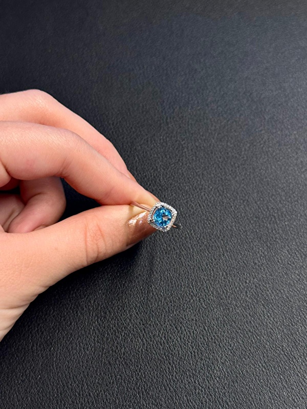 Pırlanta detayları blue topaz taşını mükemmel şekilde ön plana çıkarıyor. Renkli ama iddialı bir yüzük arayanlar için çok şık bir seçim.
