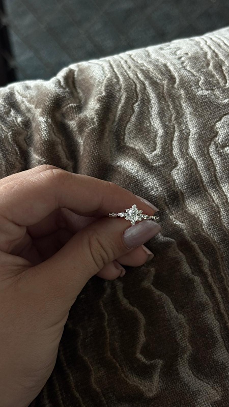 Uzun süredir tektaş yüzük arıyordum, oval kesim model bulmak kolay değildi. Blue Diamond’da görünce hiç tereddüt etmeden aldım. Pırlantanın berraklığı ve parıltısı olağanüstü. Kesinlikle fiyatının hakkını veriyor.