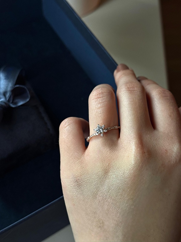 İlk taktığım anda ışığı ne kadar güzel yansıttığını fark ettim. Klasik tektaştan daha farklı ve daha etkileyic