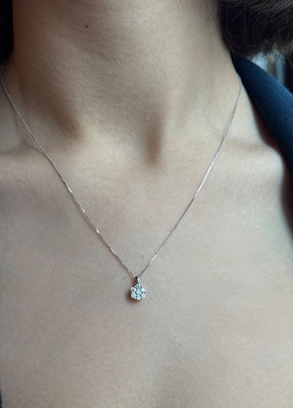 Queen tasarımı çok zarif, boyunda gerçekten çok şık duruyor. Işıltısı tam kararında.