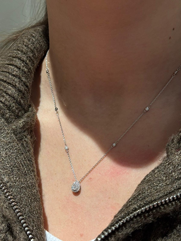 Tasarım detayları kolyeyi özel ve farklı kılıyor. Pırlanta ışığı her açıdan kendini belli ediyor.