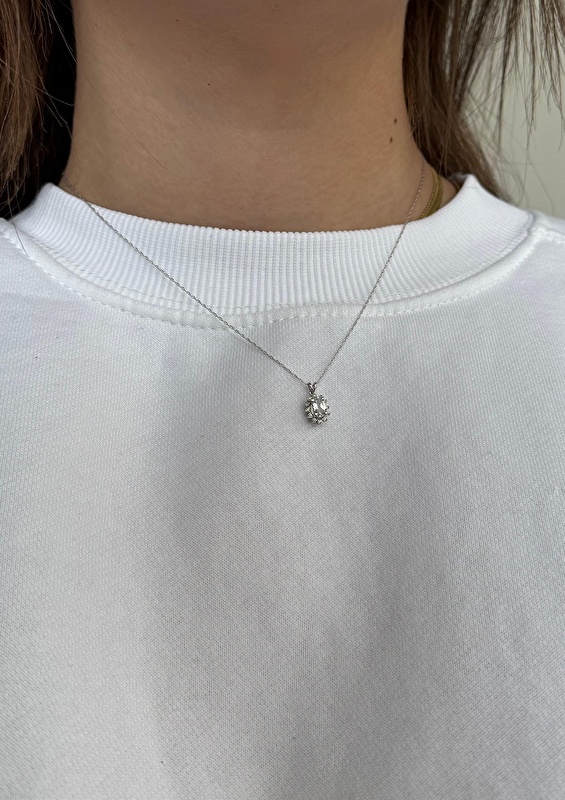 Topaz taşının rengi çok canlı ve pırlantalarla birleşince harika bir ışıltı oluşturuyor. Boyunda çok zarif duruyor, hem günlük hem özel günlerde kullanılabilir.