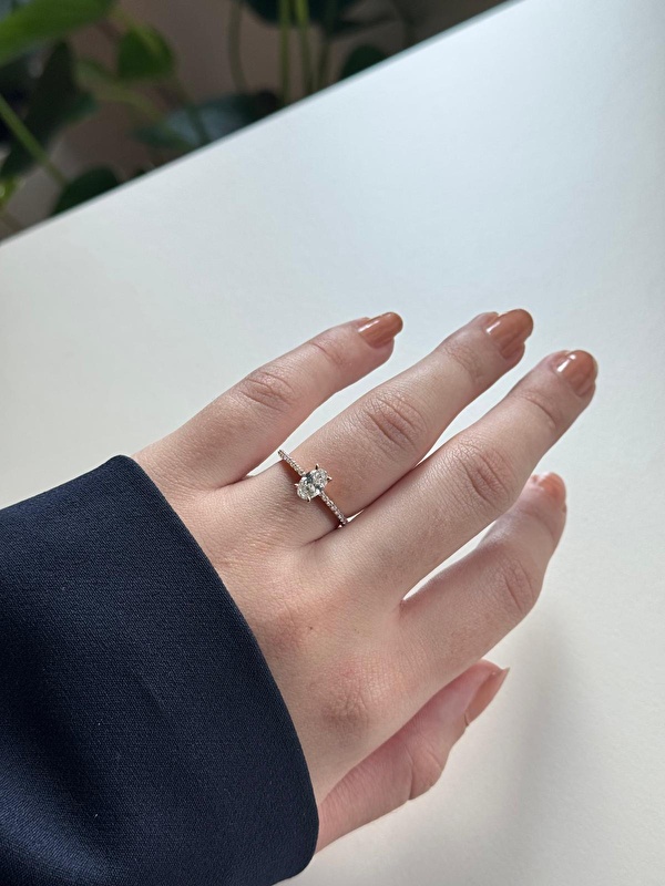 Oval kesim pırlanta yüzüğe sofistike bir duruş kazandırmış. Hem günlük kullanımda hem özel anlarda çok şık duruyor.