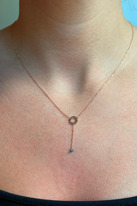 Mavi taşları çok seviyorum, özellikle safir favorim. Bu kolyede hem renk hem tasarım çok şık. Fiyatına göre çok kaliteli bir ürün, kargo da çok hızlıydı. Her detay düşünülmüş.