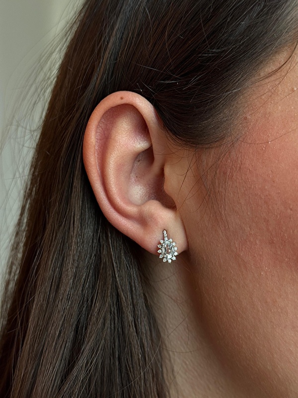 Işıltısı abartısız ama dikkat çekici, işçiliği kaliteli ve taşlar düzgün yerleştirilmiş.