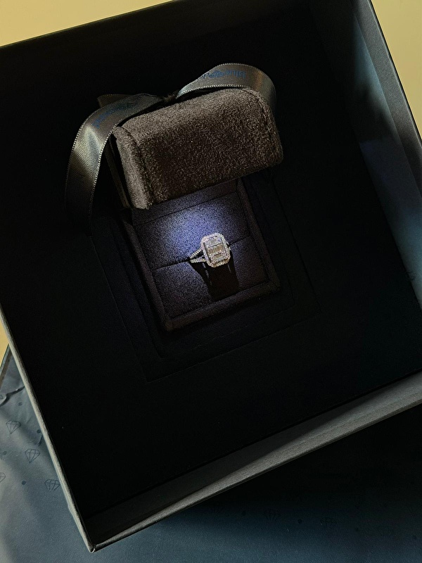 Kutusu özenliydi, hediye olarak da çok güzel. Takınca parmağımda gerçekten zarif durdu.