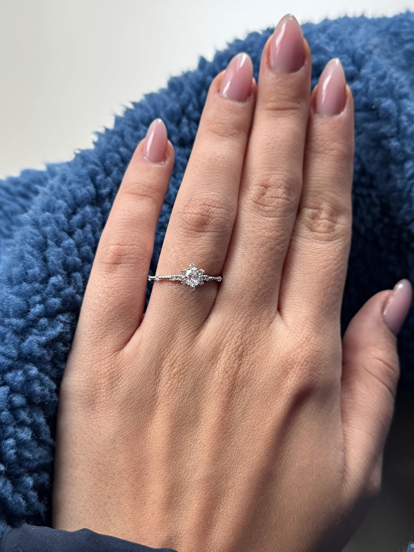 Vintage Lotus tasarımı inanılmaz zarif ve feminen. 0,37 karat taş boyunda çok şık duruyor, ışığı parmağa harika yansıyor.