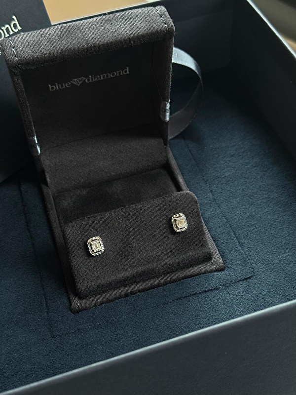 Minimalist ama şık bir tasarım, hem gündelik hem özel kombinlerle çok uyumlu. İşçilik ve taş kalitesi gerçekten tatmin edici.