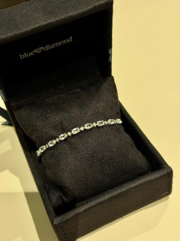 Zarafetle ihtişamı bir araya getiren çok özel bir bileklik. Pırlanta ve topaz uyumu gerçekten etkileyici.