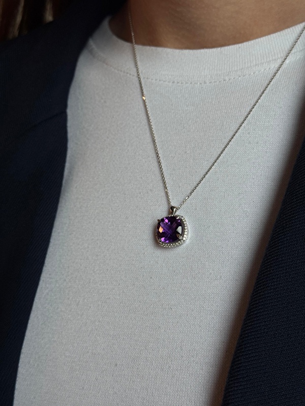 Özel tasarım havası net şekilde hissediliyor. Tek başına bile tüm kombini yukarı taşıyor