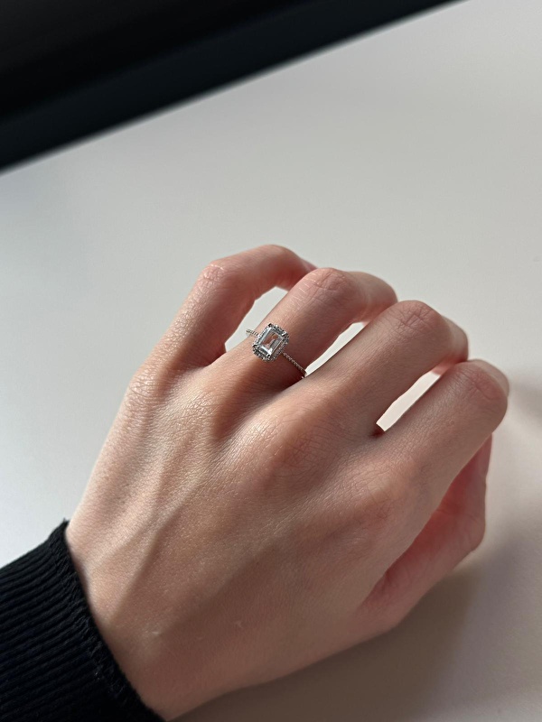 Topaz taşının rengi çok canlı, parmağa oturuşu ise mükemmel, çok zarif duruyor.