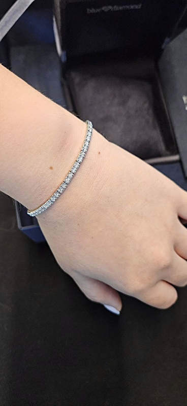 Uzun zamandır bileklik bakıyordum, bu kadar şık ve kaliteli bir ürünü bu fiyata bulmak zor. Işıltısı çok güzel, kutusu da çok özenliydi. Tam bir fiyat/performans ürünü	